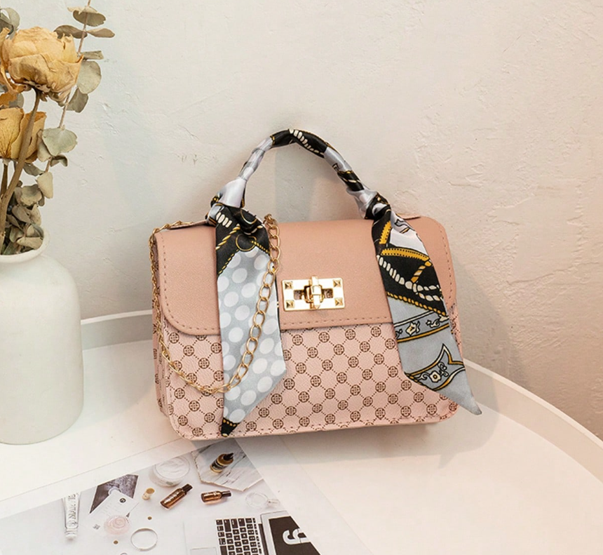 عرض علي حقيبة مع وشاح بشكل روعة